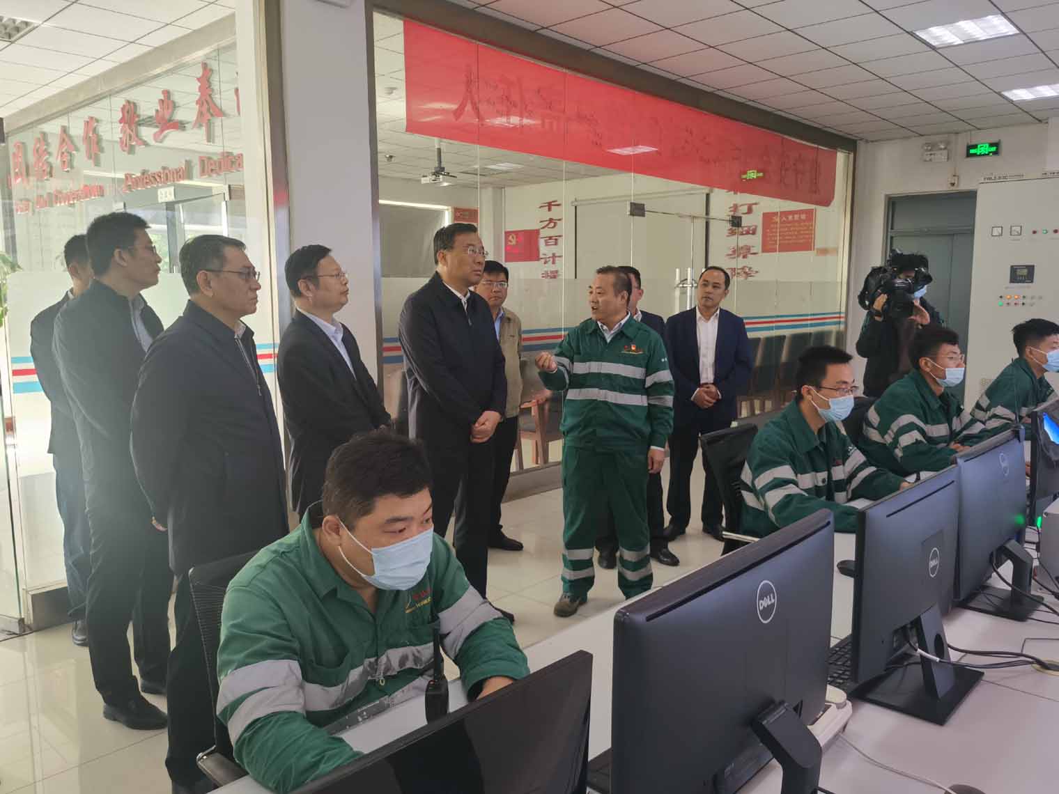邵士官到华沃水泥公司调研领导.jpg